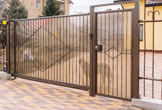 Купить ворота из профлиста с элементами ковки, с металлическими столбами в рамке или под дерево в Сосновом Бору от 156540 руб
